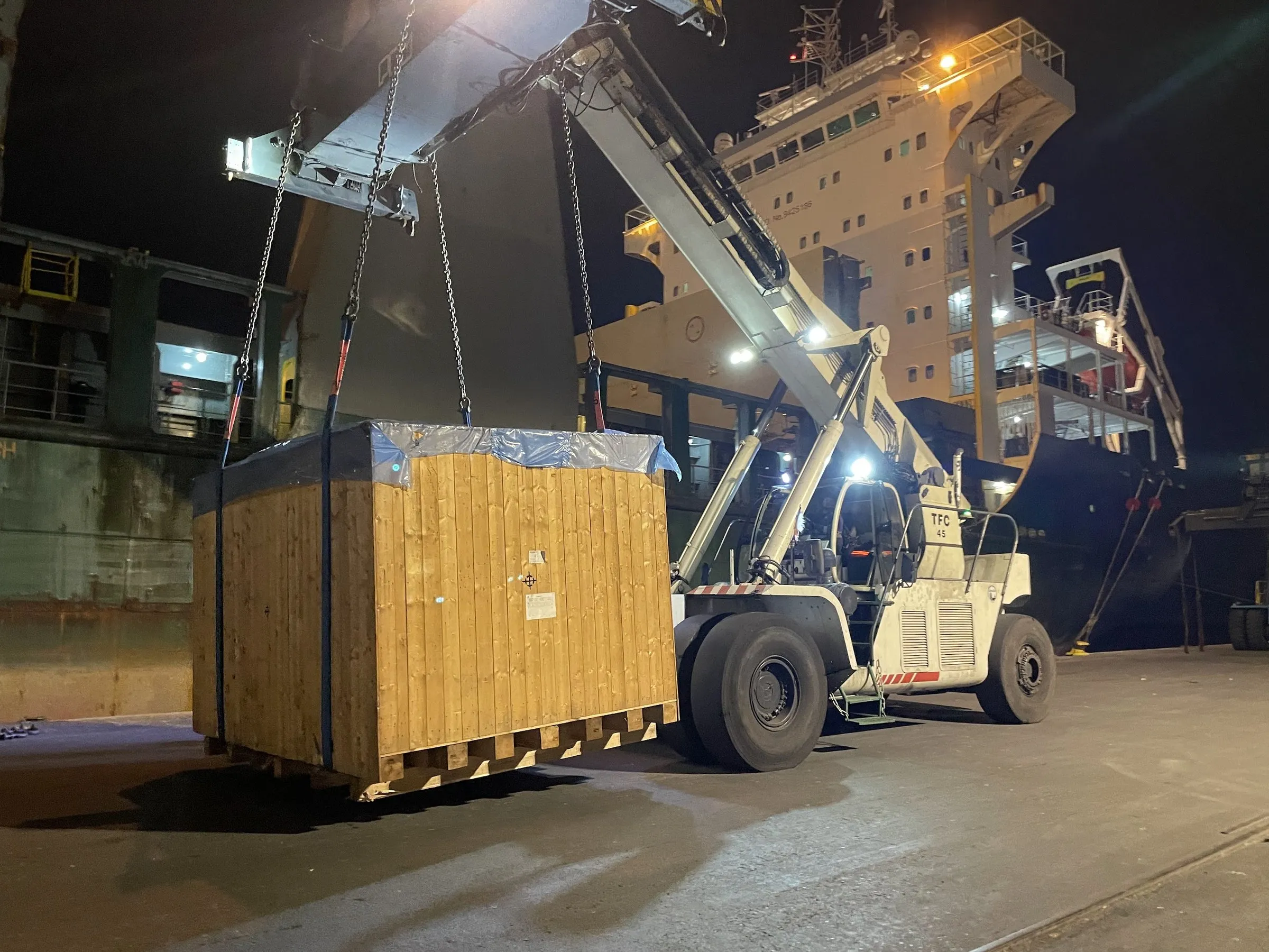 Night operation alongside the vessel: we work every day of the year